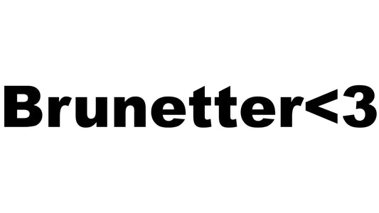 Vinyldekal med Bruneter<3 för fordon och hobby. Tillverkas i svart, vitt, rosa och rött i storlekar från 30 till 100 cm.
